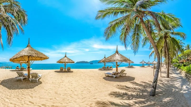 Biển Nha Trang xanh ngọc trong mùa du lịch cao điểm.
