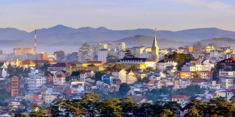 Đà Lạt mát lành giữa mùa hè với sương mờ lãng mạn.
