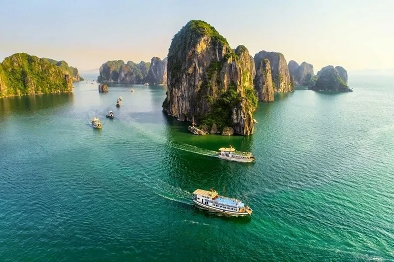Vịnh Hạ Long rực rỡ dưới nắng hè tháng 7.