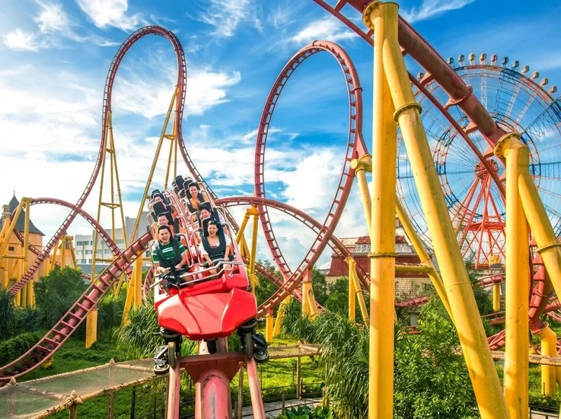 VinWonders Phú Quốc mang đến trải nghiệm công viên chủ đề, trò chơi cảm giác mạnh và thủy cung cho nhiều nhóm du khách.