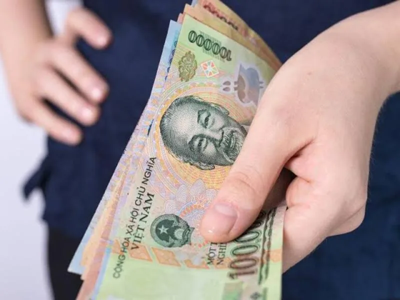 nằm mơ thấy người thân cho tiền đánh số gì