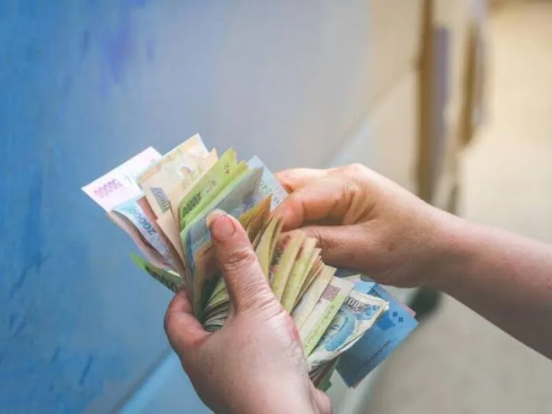 nằm mơ thấy người thân cho tiền đánh số gì